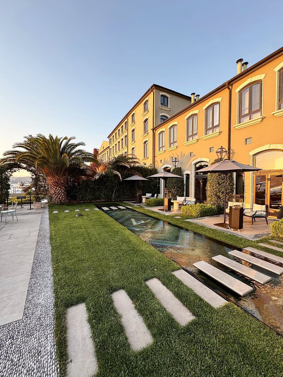 Boğaz’a karşı gün batımında sevdiğinle Üsküdar, Vakko Le Specialita’da yemek ye.