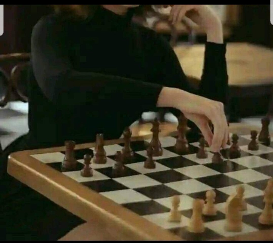 شطرنج کے جیسا ہے آج کل کا پیار٫٫٫
چال پہ چال.. چال پہ چال.. چال پہ چال ــــــــ!!!