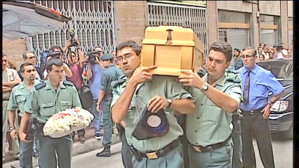 "Sólo se le veían los ojitos y decía: 'Mamá...'"
Dña Toñi, madre de la niña de 6 años Silvia Martínez Santiago asesinada junto a D Cecilio Gallego Alaminos con un coche bomba en Santa Pola por los cobardes de ETA

"La mataron por ser española e hija de GC"
elmundo.es/espana/2022/07…