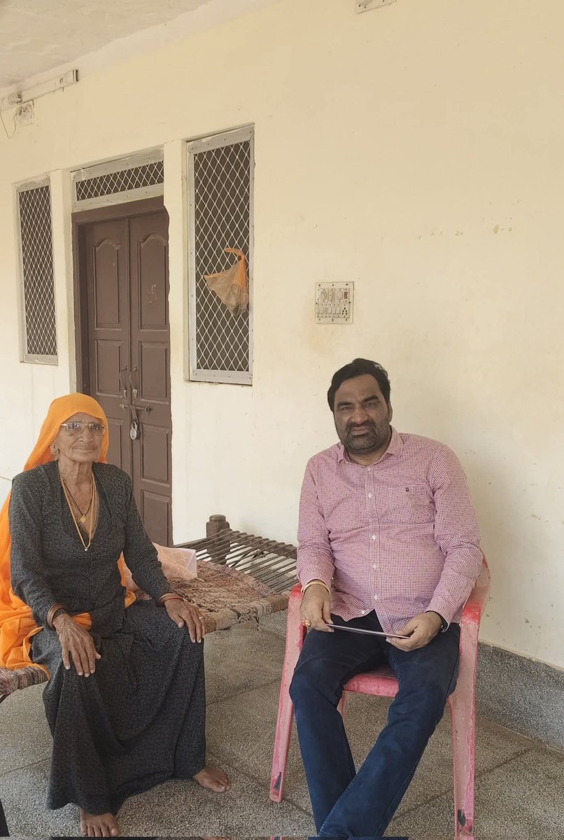 सरपंच बनते ही कुछ लोग बोलेरो गाड़ियों पर "सरपंच" लिखवा कर रौब झाड़ने लगते हैं, तो वहीं कुछ परिवार ऐसे भी होते हैं जो दशकों से राजनीति में रहते हुए भी सादगी नहीं छोड़ते - आज भी साधारण घर में सामान्य जीवन , यह केवल सादगी नहीं, जनसेवा की असली परिभाषा है !! <a href="/hanumanbeniwal/">HANUMAN BENIWAL</a>
