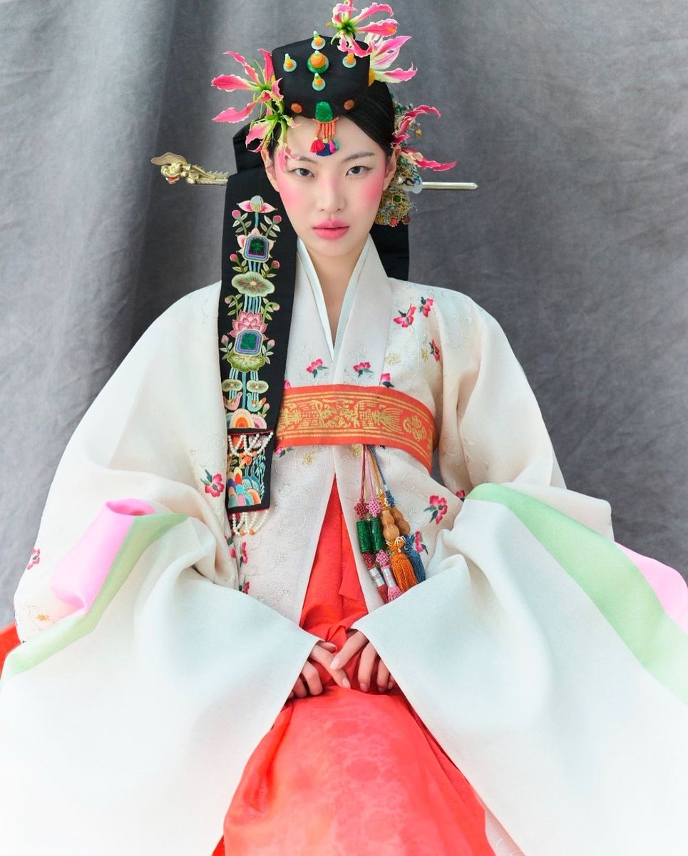 저고리 뒤쪽에 분홍색 주름무늬 배치한거 미쳤은