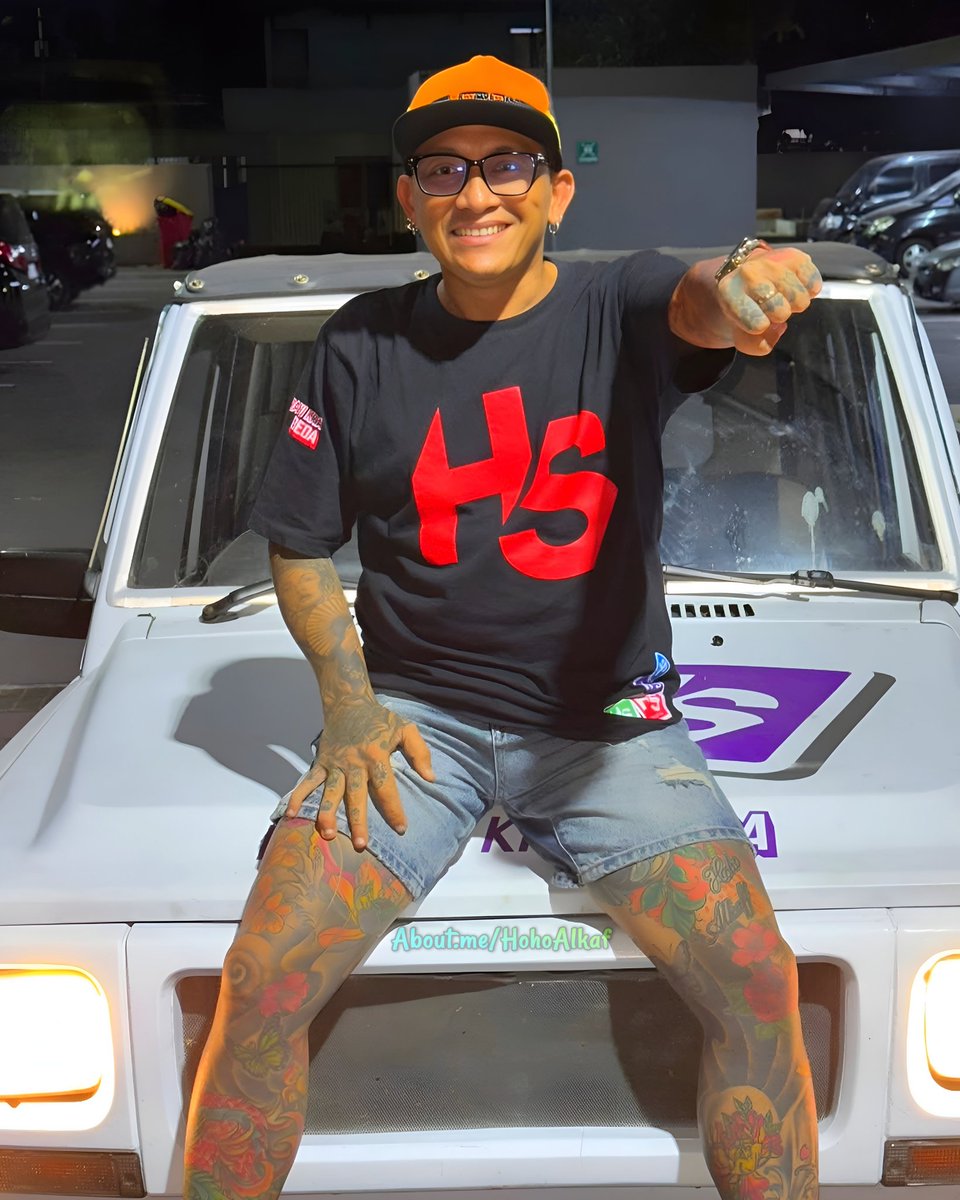 HohoAlkaf's tweet image. Gaya boleh santai, tapi visi tetap serius.
Duduk di kap, tapi pikiran jauh ke depan.
HS bukan cuma simbol, tapi suara untuk berani beda.

#BeraniKitaBeda #HohoAlkaf #HSCommunity #THEPRINCEOFEMMALY
#PONDPHUWINwithVaseline
#PERTHSANTAFANSIGNINF2025
#TheNextPrinceFinalEP