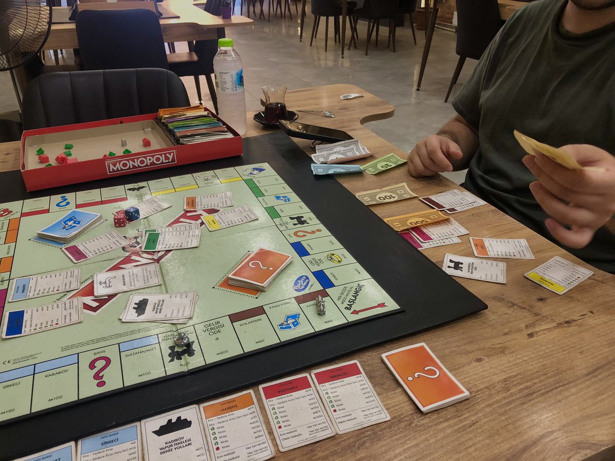 İlk buluşmada sorulacak sorular: Bu çocuk monopolyde bana kıyar mı kıymaz mı?
Sonuç: Birbirimizi yedik 😅