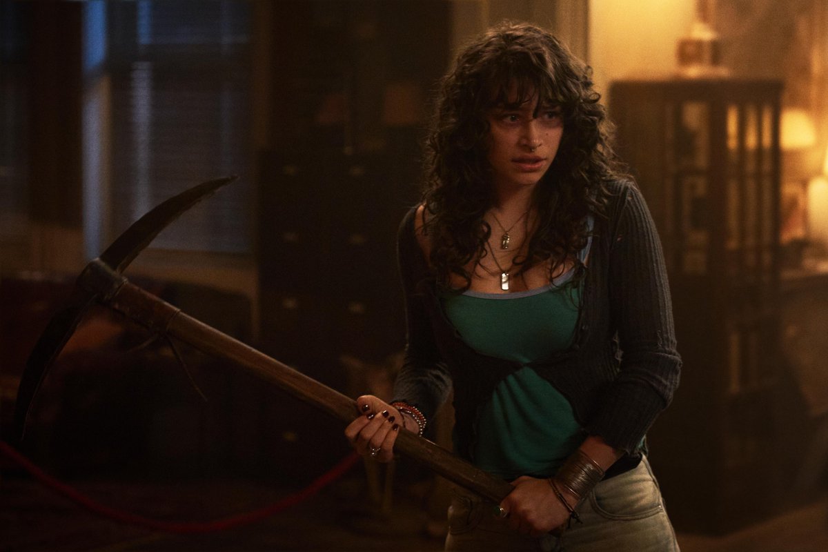 『#アンティル・ドーン』
山荘から始まる若者達の逃げられない運命と無限に続く殺戮劇。連続的な舞台転換と魑魅魍魎の百鬼夜行。恐怖を掻き立てる照明と音楽。ゲームとメイズの要素を逆輸入した怒直球なホラー映画の誕生に目頭が熱くなる。製作陣の飽くなき探究心と胸焼け必至な展開の数々に大興奮。