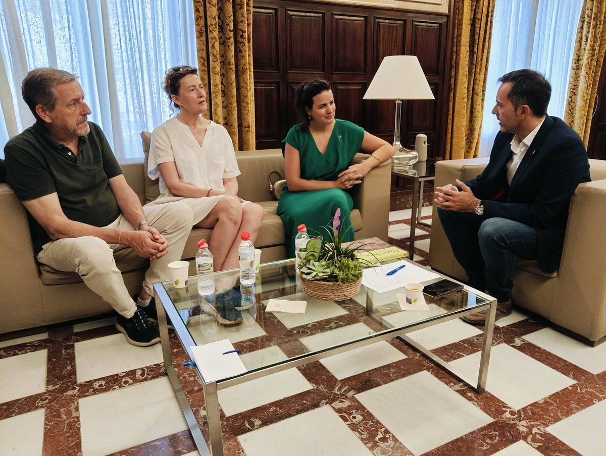 Paula Mèlich Bonet (@paula_melich) on Twitter photo Reunió molt profitosa amb l’alcalde de Tortosa, <a href="/JordiJordanEbre/">Jordi Jordan</a>. Compartim la voluntat d’impulsar el llegat de l’artista tortosí Pere Benet Domingo, pont entre Catalunya i el Brasil. Cultura, memòria i cooperació com a vincles entre territoris. 🌍🎨 #Tortosa #CatalunyaBrasil Reunió molt profitosa amb l’alcalde de Tortosa, <a href="/JordiJordanEbre/">Jordi Jordan</a>. Compartim la voluntat d’impulsar el llegat de l’artista tortosí Pere Benet Domingo, pont entre Catalunya i el Brasil. Cultura, memòria i cooperació com a vincles entre territoris. 🌍🎨 #Tortosa #CatalunyaBrasil