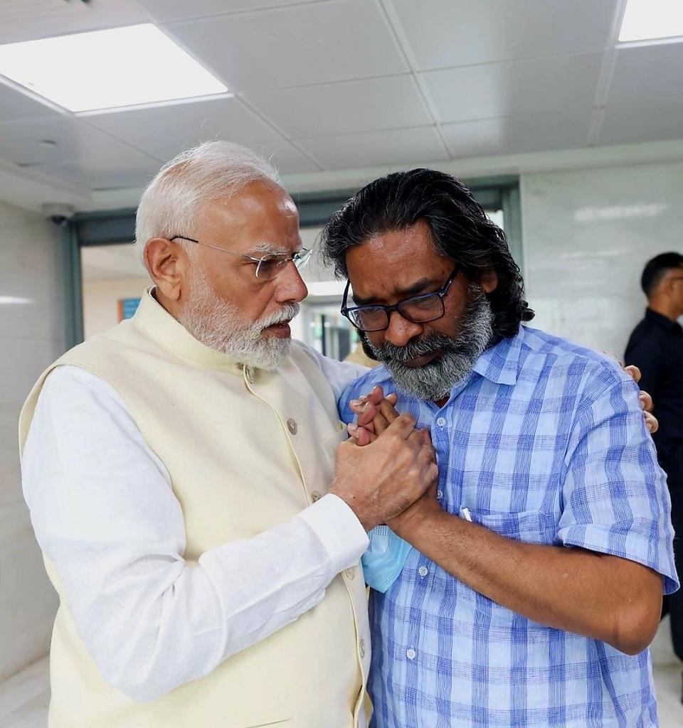 Shifa Khan (@shifakhanbpl22) on Twitter photo इस दुख की घड़ी में पूरा देश हेमंत सोरेन के साथ खड़ा है...
विनम्र श्रद्धांजलि शिबू सोरेन जी को ...
राहुल गांधी और नरेंद्र मोदी इस दुख की घड़ी में पूरा देश हेमंत सोरेन के साथ खड़ा है...
विनम्र श्रद्धांजलि शिबू सोरेन जी को ...
राहुल गांधी और नरेंद्र मोदी