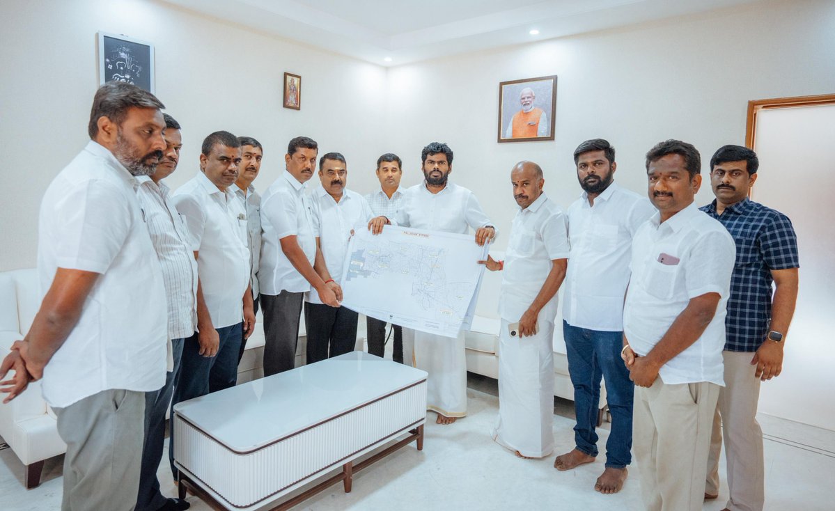 Kcmb Srinivasan (@kcmb_srinivasan) on Twitter photo பல்லடம் புறவழிச் சாலை திட்டம் சம்பந்தமாக அந்தப் பகுதி விவசாயிகள் மற்றும் பொதுமக்கள் சார்பாக கோவை பாராளுமன்ற வேட்பாளர் முன்னாள் மாநிலத் தலைவர் திரு <a href="/annamalai_k/">K.Annamalai</a> அண்ணன் அவர்களை சந்தித்து புதிய பாதைக்கு பதிலாக ஏற்கனவே நிதி ஒதுக்கீடு செய்யப்பட்டு அளவீடு பணிகள்
1/5 பல்லடம் புறவழிச் சாலை திட்டம் சம்பந்தமாக அந்தப் பகுதி விவசாயிகள் மற்றும் பொதுமக்கள் சார்பாக கோவை பாராளுமன்ற வேட்பாளர் முன்னாள் மாநிலத் தலைவர் திரு <a href="/annamalai_k/">K.Annamalai</a> அண்ணன் அவர்களை சந்தித்து புதிய பாதைக்கு பதிலாக ஏற்கனவே நிதி ஒதுக்கீடு செய்யப்பட்டு அளவீடு பணிகள்
1/5