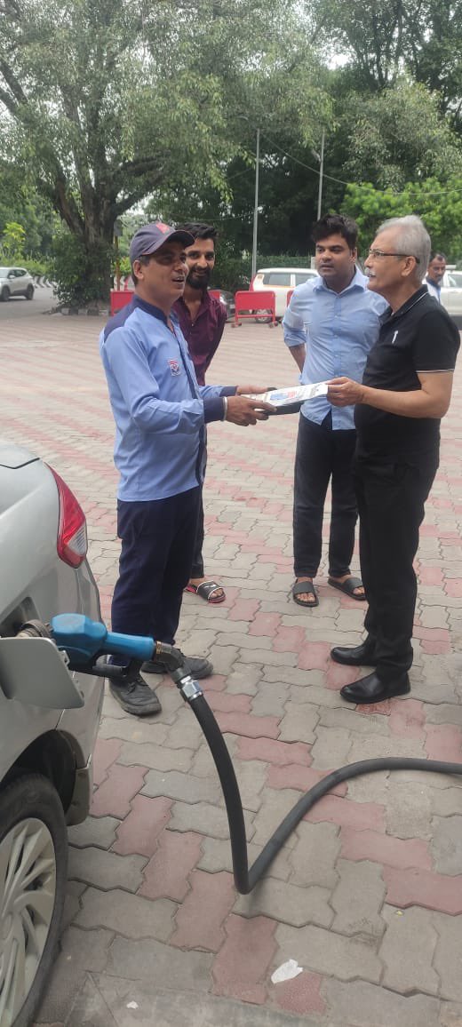 SSpanchshila's tweet image. New week. New energy.
Mondays at Panchshila hit different—with cheerful greetings, spotless drives, and a smooth start to your journey.
Let’s set the tone right!
#MondayMotivation #ProjectAbhyuday #ServiceWithASmile

@HPCL @hardik_HPCL @hpcl_retail @BanaySingh07 @Rg03Goel