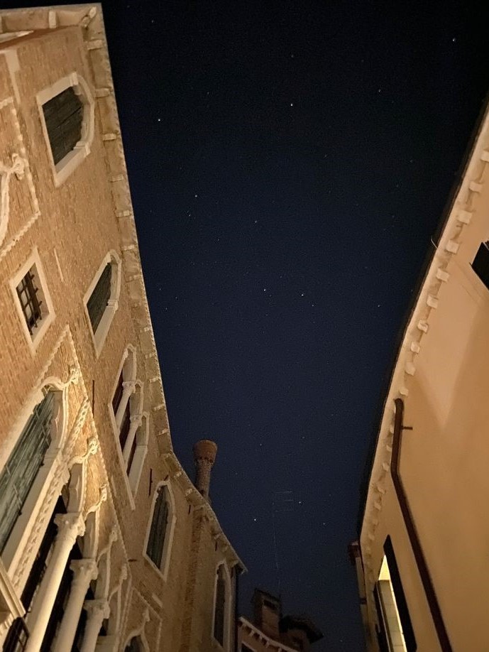 🌠 Pronti a guardare le stelle?
Oggi, #10agosto, è la magica notte di San Lorenzo, conosciuta anche come la notte delle stelle cadenti, o delle poetiche “lacrime di San Lorenzo”, in memoria del Santo martire.

🔸 A Venezia, nella splendida Chiesa dei Gesuiti, è custodito un
