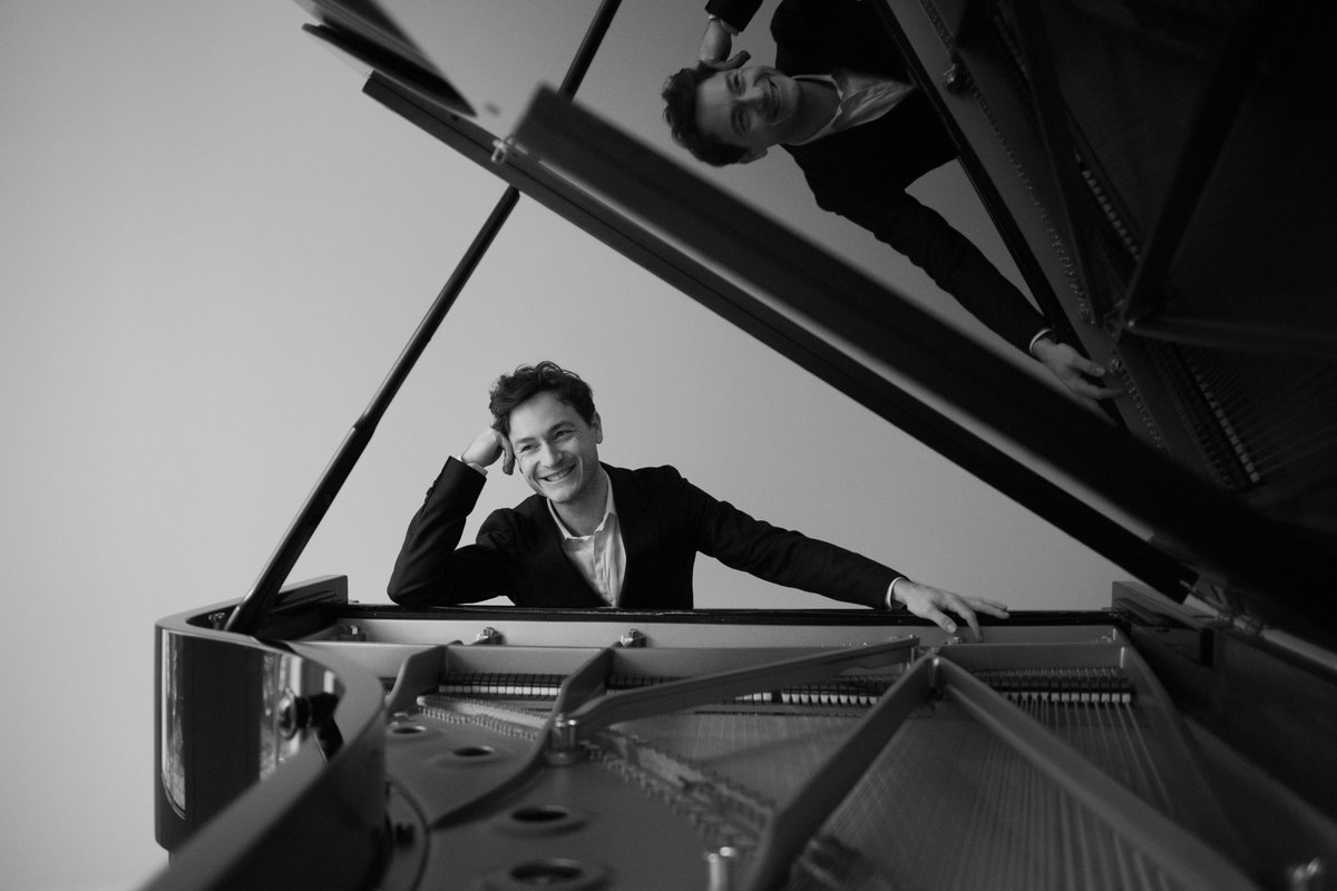 🎹’Mozart Paradox’ Tras explorar los mundos de Bach, Schumann...,  Thomas Enhco continúa construyendo puentes entre el jazz y la música clásica, sumergiéndose esta vez en la obra de Mozart.

📆10 feb
🟢Sala Verde
➡️c.madrid/bphwj

#MadridesCultura