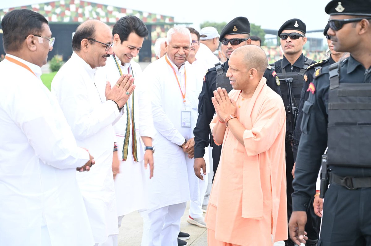 Raghav Lakhanpal (@r_lakhanpal) on Twitter photo उत्तर प्रदेश के यशस्वी मुख्यमंत्री आदरणीय श्री <a href="/myogiadityanath/">Yogi Adityanath</a> जी का आज सुबह सरसावा एयरपोर्ट पर हार्दिक स्वागत किया एवं इस अवसर पर उन्हें प्रदेश के इतिहास में सबसे लंबे समय तक मुख्यमंत्री पद पर बने रहने के लिए शुभकामनाएं दीं। उत्तर प्रदेश के यशस्वी मुख्यमंत्री आदरणीय श्री <a href="/myogiadityanath/">Yogi Adityanath</a> जी का आज सुबह सरसावा एयरपोर्ट पर हार्दिक स्वागत किया एवं इस अवसर पर उन्हें प्रदेश के इतिहास में सबसे लंबे समय तक मुख्यमंत्री पद पर बने रहने के लिए शुभकामनाएं दीं।