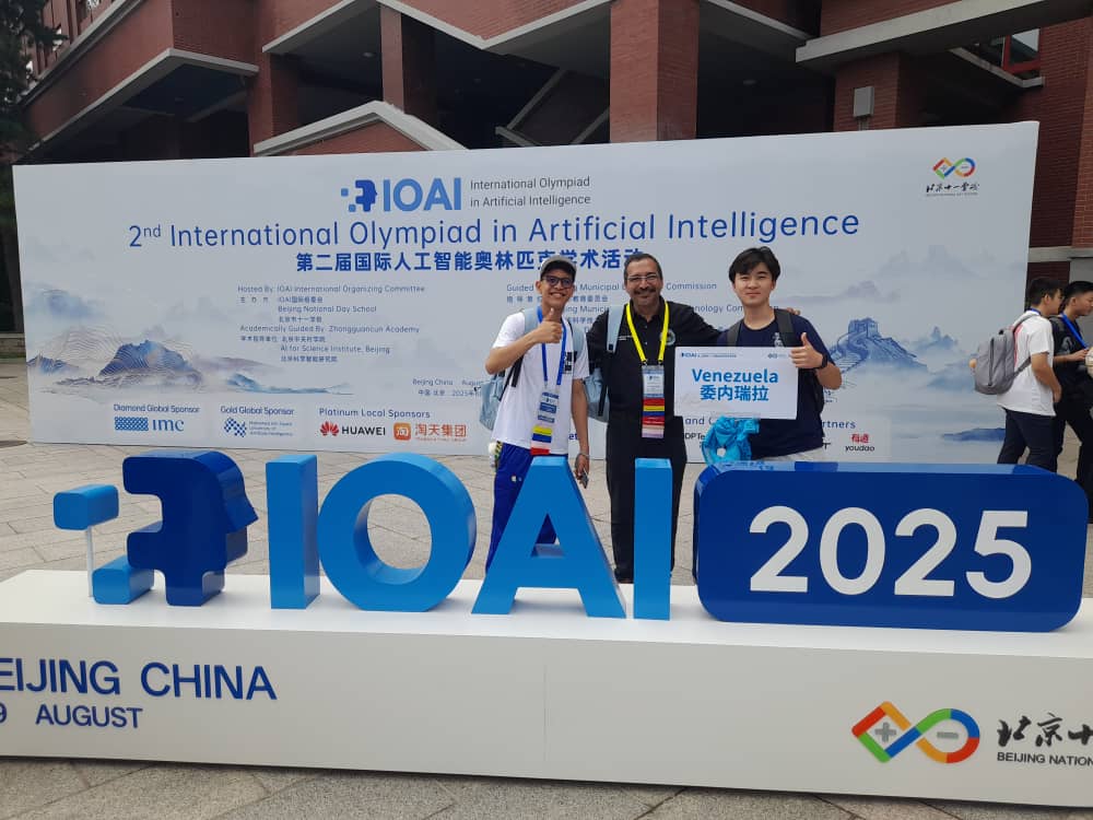 LuisCarlos's tweet photo. En Beijing se realiza la 2da Olimpiada Internacional de Inteligencia Artificial y por Venezuela está Axel Hernández, de 14 años, con su entrenador Robinson Rivas, director de la escuela de computación de la UCV. #IOAI2025 https://t.co/0zko4yNHSN https://t.co/ogdf8ppb6I