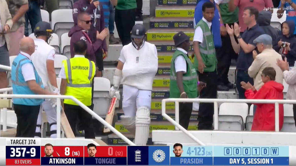 WOAKES GOING TO BAT WITH ONE HAND. 🤯