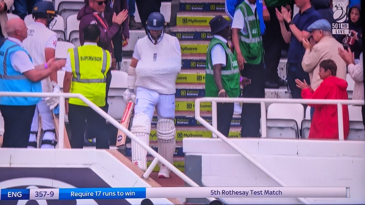 How about this
Chris Woakes coming in after dislocating his shoulder 👏👏👏
#ENGvIND