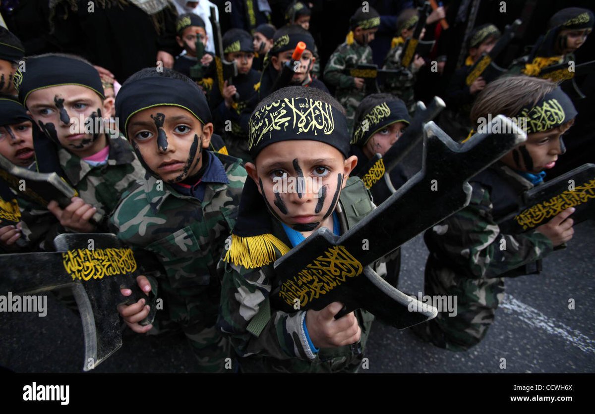 Quand nous apprenons à nos enfants à lire, à compter, à écrire, à jouer au foot, à se faire des amis et à vivre dignement, ils ne leur apprennent qu'à haïr les juifs et les chrétiens, à tenir une arme et à tuer...
Nous sommes la lumière, ils sont les ténèbres et la mort.