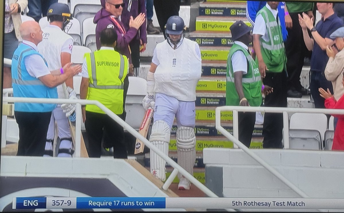 CHRIS WOAKES COMING OUT TO BAT WITH A DISLOCATED SHOULDER. 🫡💯