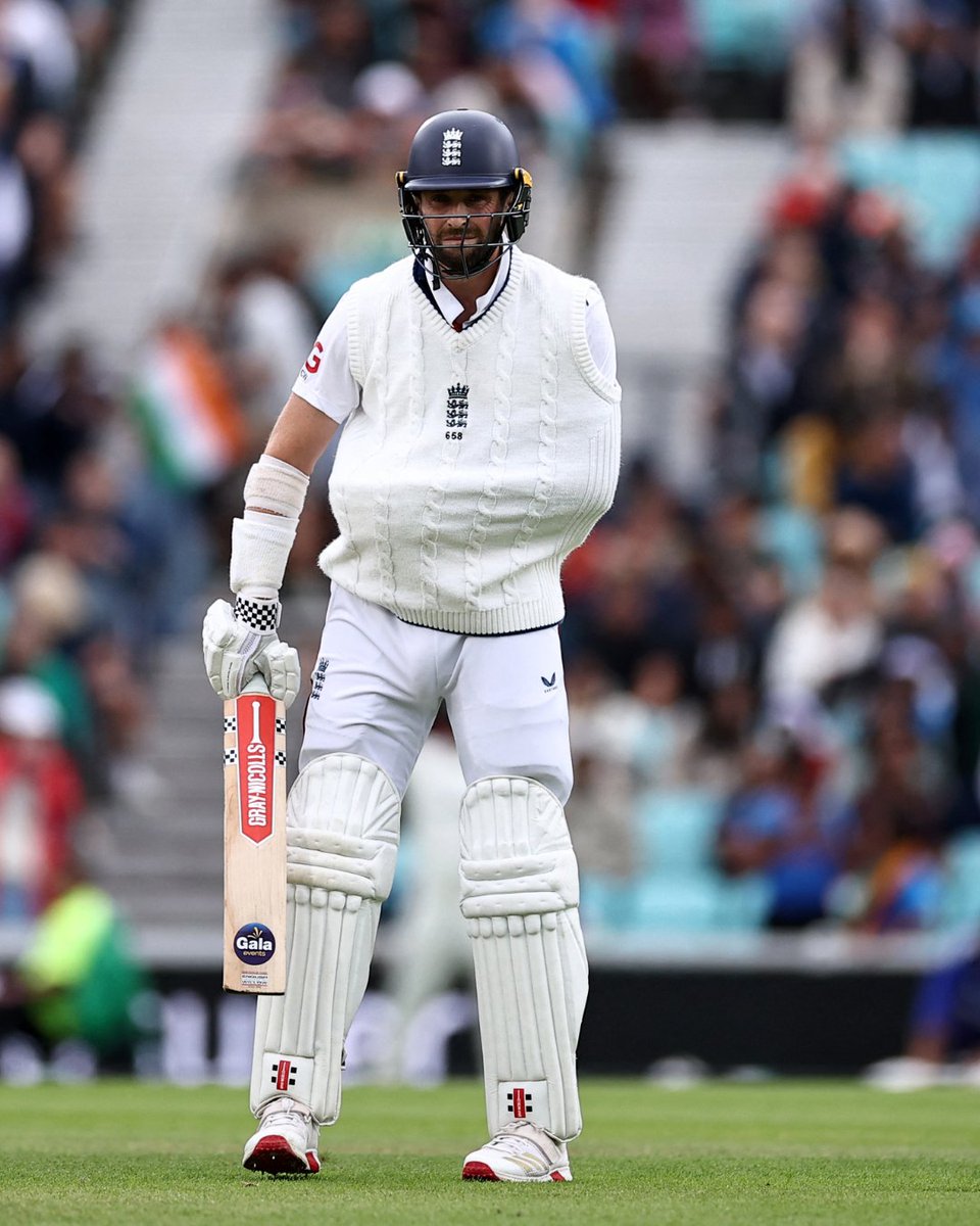 Unbreakable spirit. All heart ❤️

Chris Woakes walks out to bat for England 🙌 

 #WTC27 | 📝 #ENGvIND: icc-cricket.com/tournaments/wo…