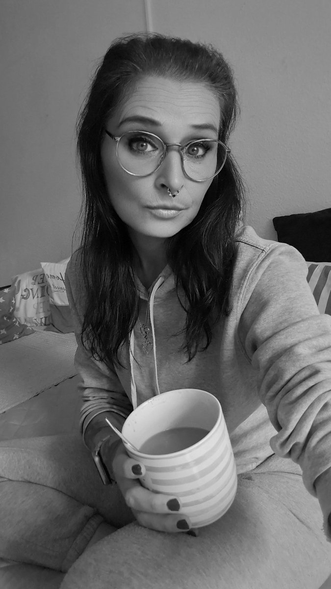 Guten Morgen ihr Lieben ☕ 
Auf in den Tag, der Montag versaut sich schließlich nicht allein 🫣

Der M O N T A G, ist aber auch so ein Tag in der Woche den man nicht braucht, richtig ? 
Richtig, aber nicht desto trotz ist man freundlich und wünscht einen Guten Morgen / Guten Tag