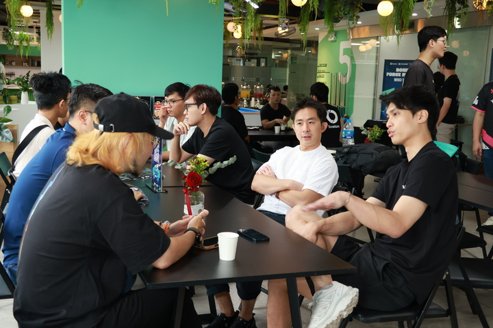Ronin_Network's tweet photo. Ronin has always been community-first.

Over the weekend, we connected with builders @gmvn_official and @CaliberBuild, where our journey began.

If you’re interested in building on Ronin, join our Telegram to stay in the loop (VN-specific chat included!)

🔗: https://t.co/FvLLbVM5gA