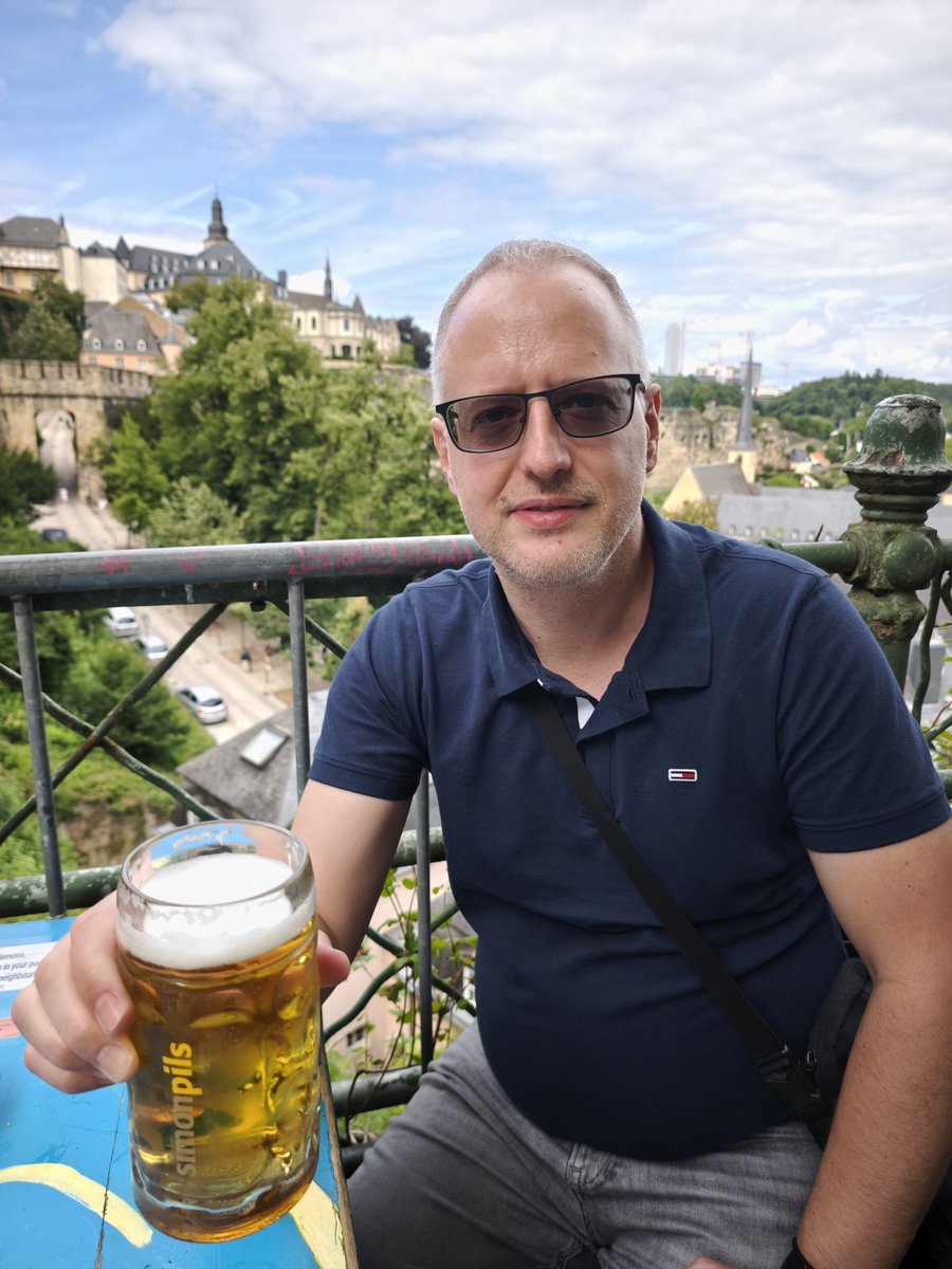 Nije uopšte loše ovo pivo, što ga prave u Luksemburgu (Simon pils). 🙂🙂🙂