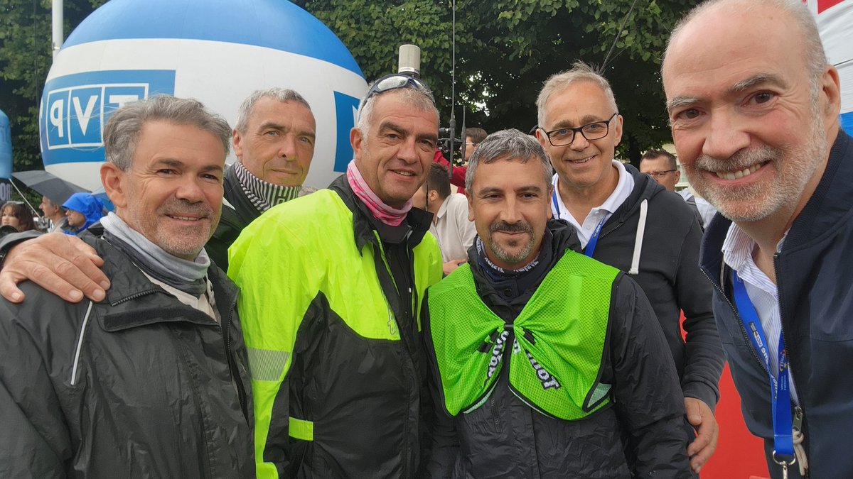 EdePoncins's tweet image. Présent à #Wroclaw au départ du &quot;Tour de Pologne&quot; : belle ambiance malgré quelques gouttes de pluie. De nombreux 🇫🇷 parmi les coureurs, les équipes ou les techniciens. Le @Tour_de_Pologne le plus 🇫🇷 des tours cyclistes 🇪🇺. A quand un départ du #TourDeFrance depuis la #Pologne?