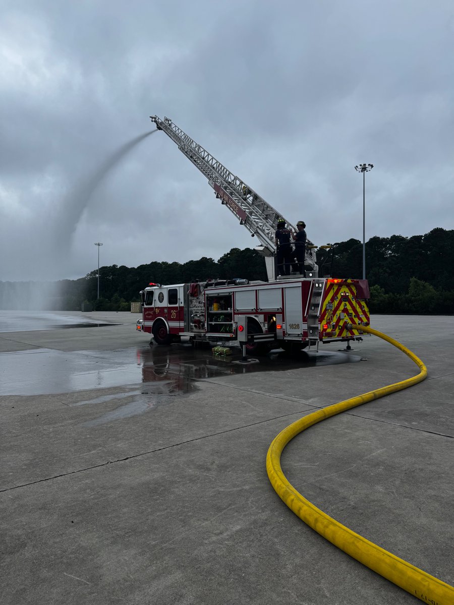 jbcfes's tweet image. 🚒 Over the weekend, our firefighters trained on our aerial apparatus—honing ladder ops, elevated rescues, &amp;amp; water streams. Staying sharp so we’re always mission-ready. #TrainToProtect #FirefighterTraining #AerialOps