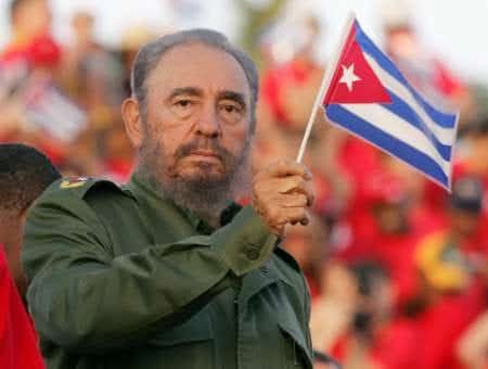 "Su propio corazón, el único que tuvo lo desplegó en el aire como una gran bandera...Fidel es un país, yo lo vi con oleajes de rostros en su rostro..." 
Juan Gelman #FidelPorSiempre