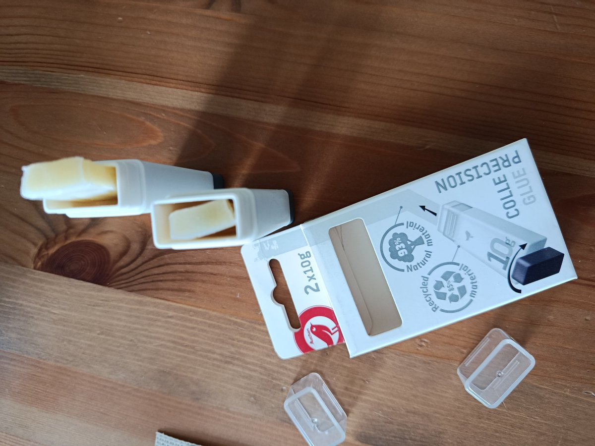 MinaSteph1309's tweet photo. Ça va @AUCHAN_France ? Tranquille et à l'aise de vendre des bâtons de colle secs inutilisables et qu'on ne peut pas vous ramener puisqu'on est obligé de péter le paquet carton pour se rendre compte qu'on s'est fait avoir ! https://t.co/8l7QcDoQ3w