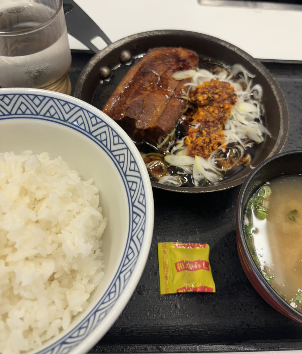 今日は吉野家の期間限定メニュー、厚切り豚角煮定食だよ⸜( * ॑꒳ ॑*)⸝