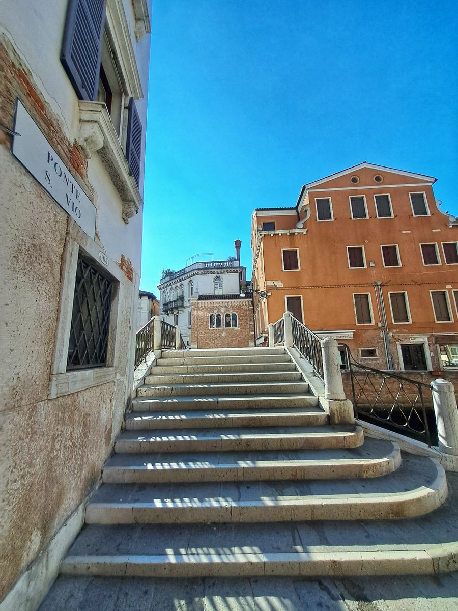 Nel cuore silenzioso di Dorsoduro sorge la chiesa anglicana di San Giorgio (1926), dedicata ai caduti inglesi della Grande Guerra 🇬🇧. La sua facciata bronzea è un tributo al coraggio e alla fede.

Attraversando il ponte sul rio, ecco Palazzo Cini: eleganza seicentesca e scrigno