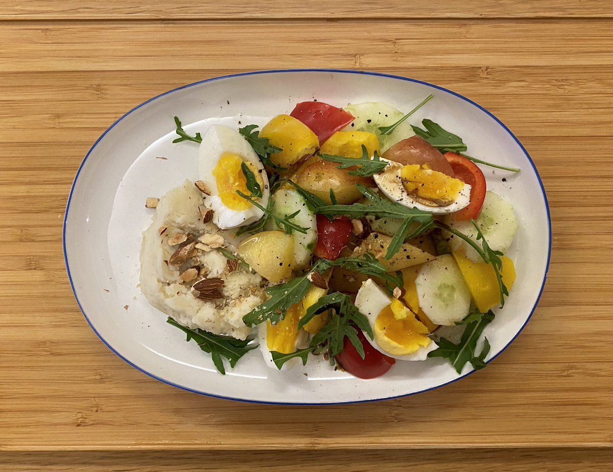 차지키소스, 계란, 완두콩 넣은 샌드위치와 샐러드.
차지키소스, 루꼴라, 잠봉, 당근라페, 자두, 닭가슴살, 브리치즈, 살구잼 올린 치아바타 샌드위치.
마스카포네치즈 넣은 으깬감자와 달걀 자두 샐러드.

기대했던 차지키믹스는 마늘 분말때문에 혀가 좀 아리다. 냉동 완두콩 쓰니까 편하고 맛있음.