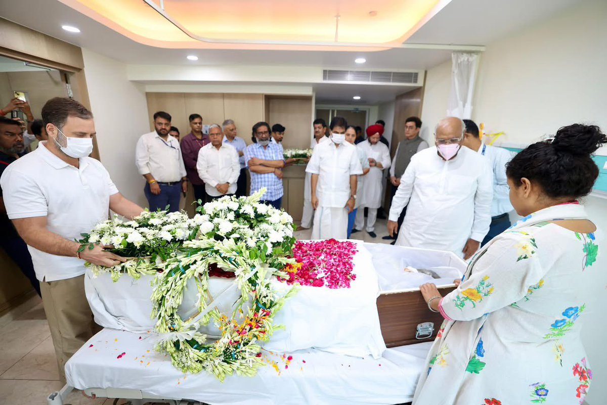 Congress Sevadal (@congresssevadal) on Twitter photo कांग्रेस अध्यक्ष श्री <a href="/kharge/">Mallikarjun Kharge</a> जी और नेता प्रतिपक्ष श्री <a href="/RahulGandhi/">Rahul Gandhi</a> जी ने JMM के संस्थापक और झारखंड के पूर्व मुख्यमंत्री, दिशोम गुरु श्री शिबू सोरेन जी को भावभीनी श्रद्धांजलि अर्पित की।
श्री शिबू सोरेन को आदिवासी अधिकारों के प्रणेता के रूप में हमेशा याद किया जाएगा।
ॐ शांति: कांग्रेस अध्यक्ष श्री <a href="/kharge/">Mallikarjun Kharge</a> जी और नेता प्रतिपक्ष श्री <a href="/RahulGandhi/">Rahul Gandhi</a> जी ने JMM के संस्थापक और झारखंड के पूर्व मुख्यमंत्री, दिशोम गुरु श्री शिबू सोरेन जी को भावभीनी श्रद्धांजलि अर्पित की।
श्री शिबू सोरेन को आदिवासी अधिकारों के प्रणेता के रूप में हमेशा याद किया जाएगा।
ॐ शांति: