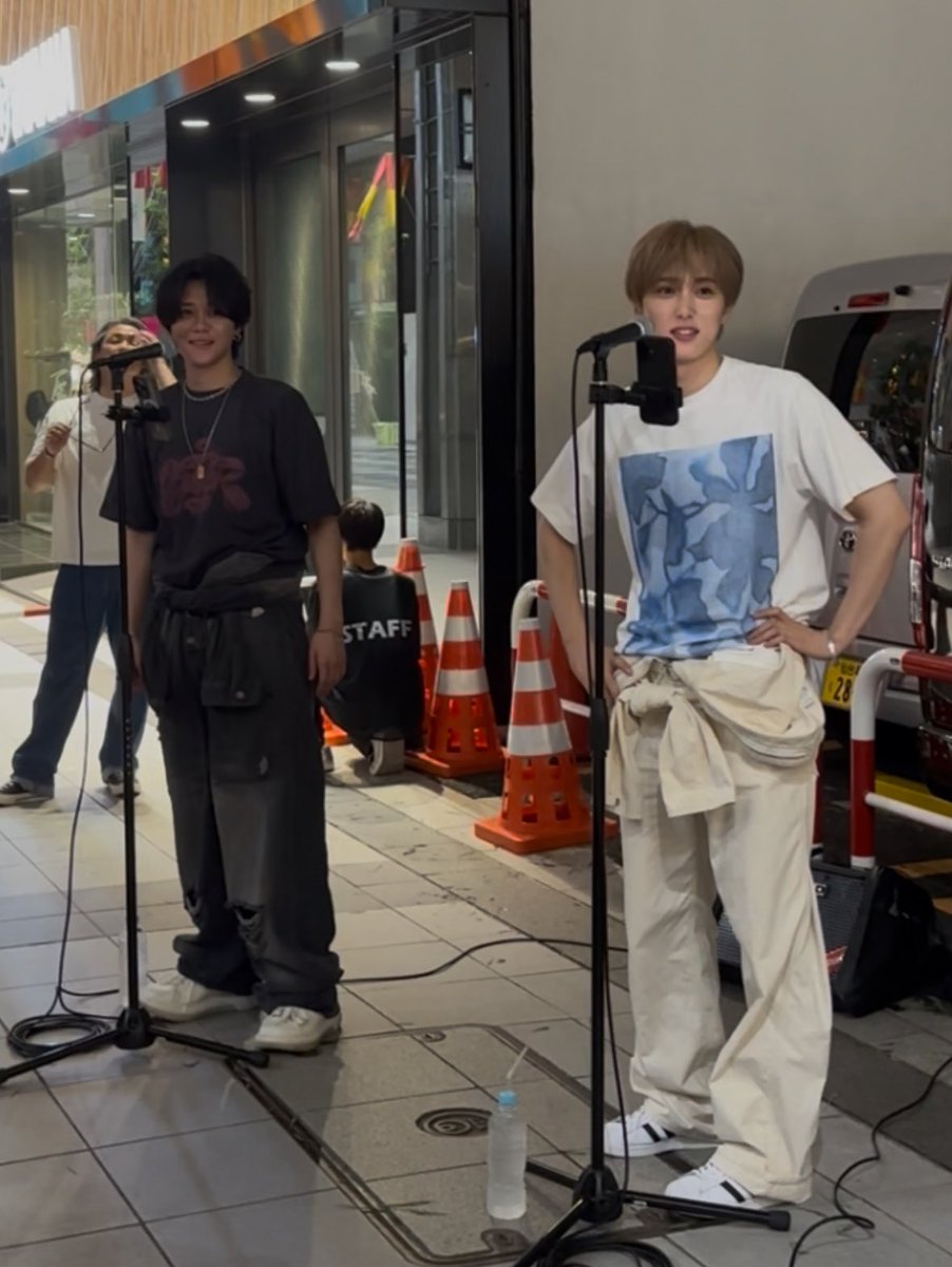 1列目に行けたものの、早めについてしまい京介に「走ってきたの。汗やばいじゃん。息整えて。」って笑われて、汗だくの状態をじっと匠海と見てきて恥ずかしすぎた笑

おざまき最高すぎる笑笑

#おざまき #おざまき路上ライブ 
#INI #尾崎匠海 #藤牧京介 
#INI_Unrequited_Love #INI_プロポーズ