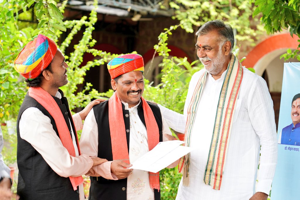 स्वच्छ भारत मिशन (ग्रा) के अंतर्गत आयोजित राज्य स्तरीय शॉर्ट रील्स प्रतियोगिता में ग्राम मल्हारगढ़, जिला खंडवा के श्री मोहन रोकड़े जी की रील को उत्कृष्टता के लिए ₹25,000 का पुरस्कार प्रदान किया।

इस प्रतियोगिता का मुख्‍य उद्देश्‍य प्रदेश के ग्रामीणजन, विशेषकर युवाओं को कचरे के