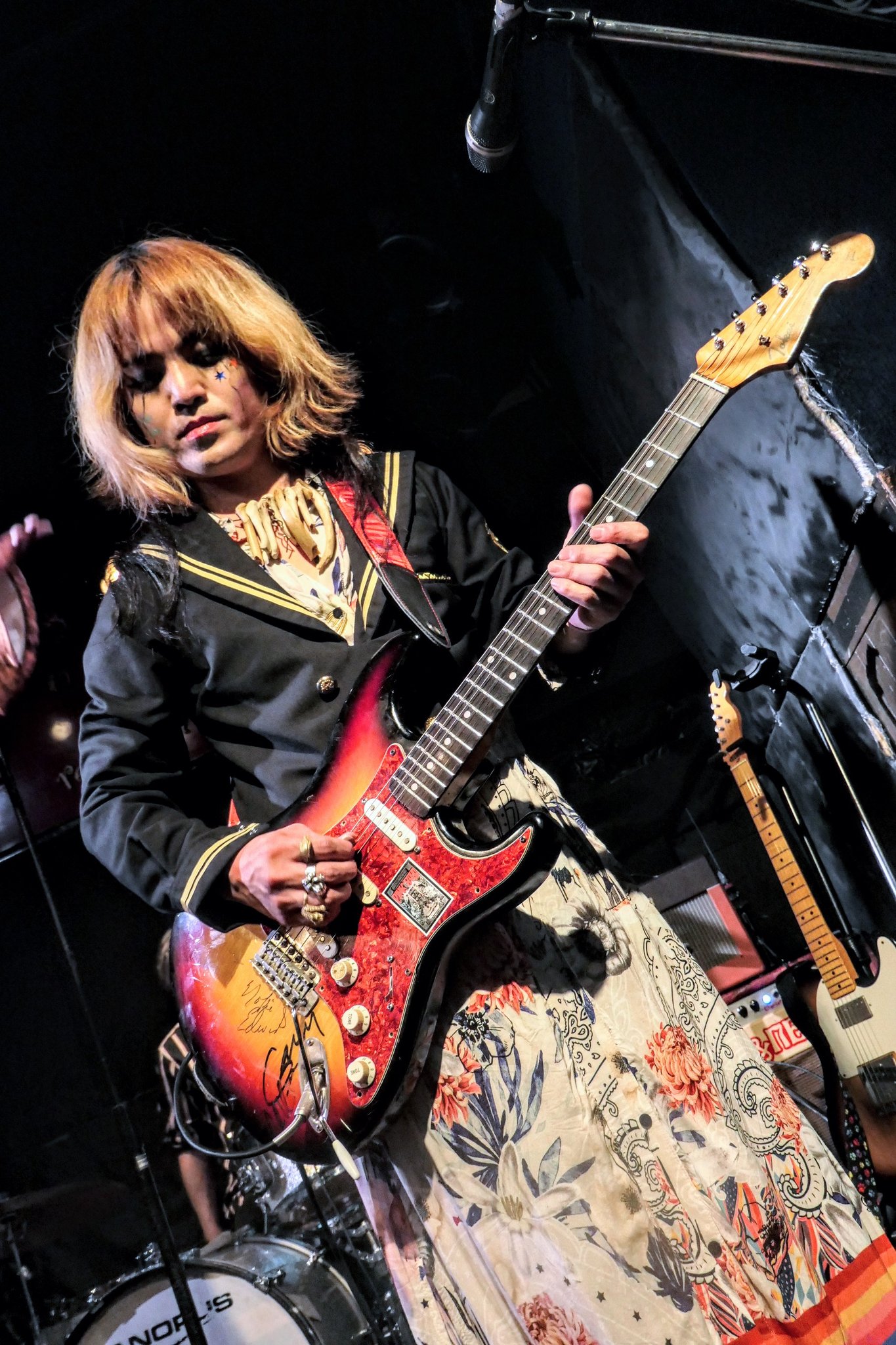 お店演出用に！★彫刻ギター「人目を引くためのオブジェ」　カフェラウンジや舞台に♪ ロングセラー】funk ojisan自慢のテレピックアップをご紹介