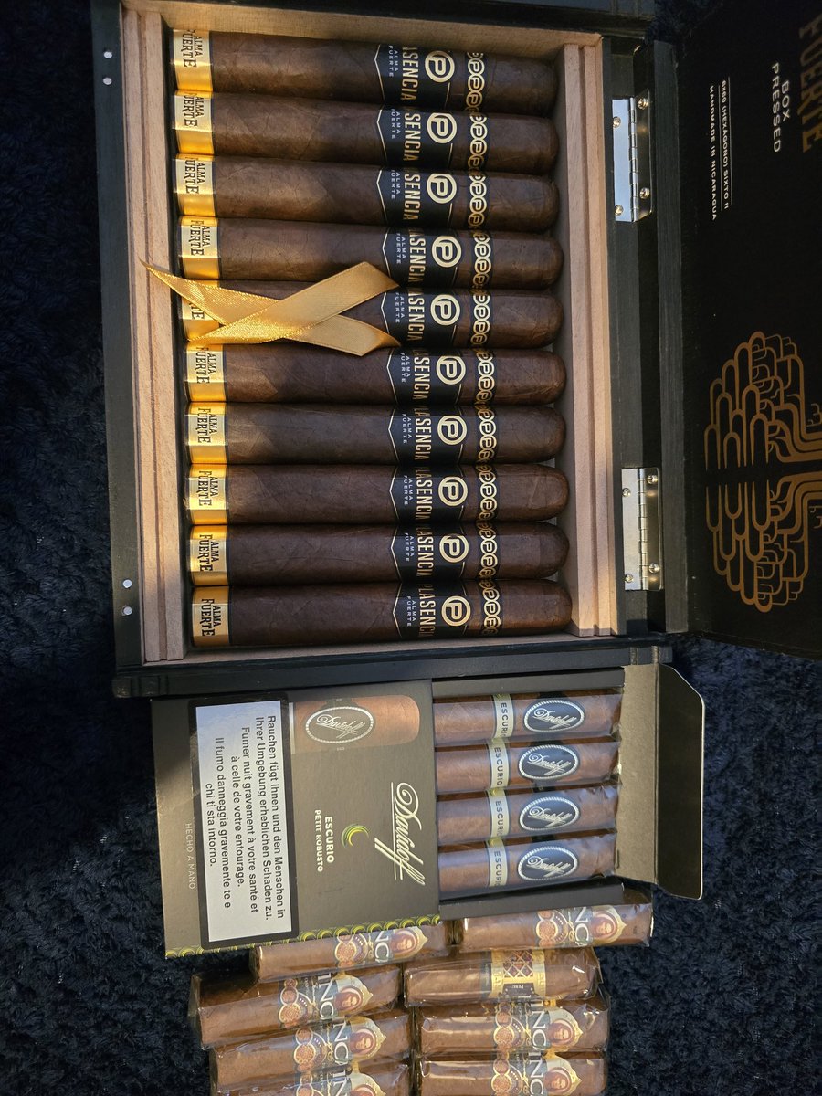 Node_Aaron's tweet image. Treats arrived! Excited to enjoy the Davidoff escurio petit robusto with morning espresso.