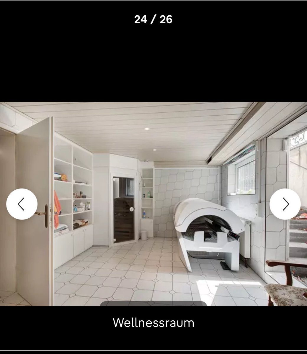 mathis_aa's tweet image. когда гуляю с собакой, часто прохожу один очень красивый и большой дом, но ни разу не видела там жильцов
вчера попалось объявление о продаже этого дома 
у них ВЕЛНЕСС И БАР в келлере
я б с таким раскладом тоже не выходила бы в мир