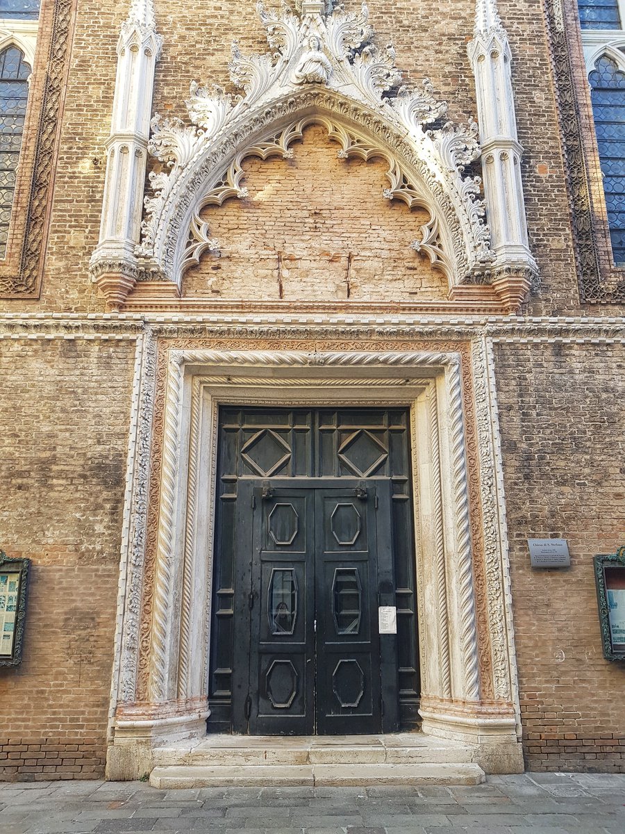 La gotica Chiesa di Santo Stefano si affaccia sull’omonimo campo veneziano: è la sua navata destra a delimitarlo verso nord 📍

Edificata dagli Eremitani Agostiniani nel XIII secolo, la struttura venne modificata nel ‘400. Il magnifico portale della prima metà del ‘400 è opera di