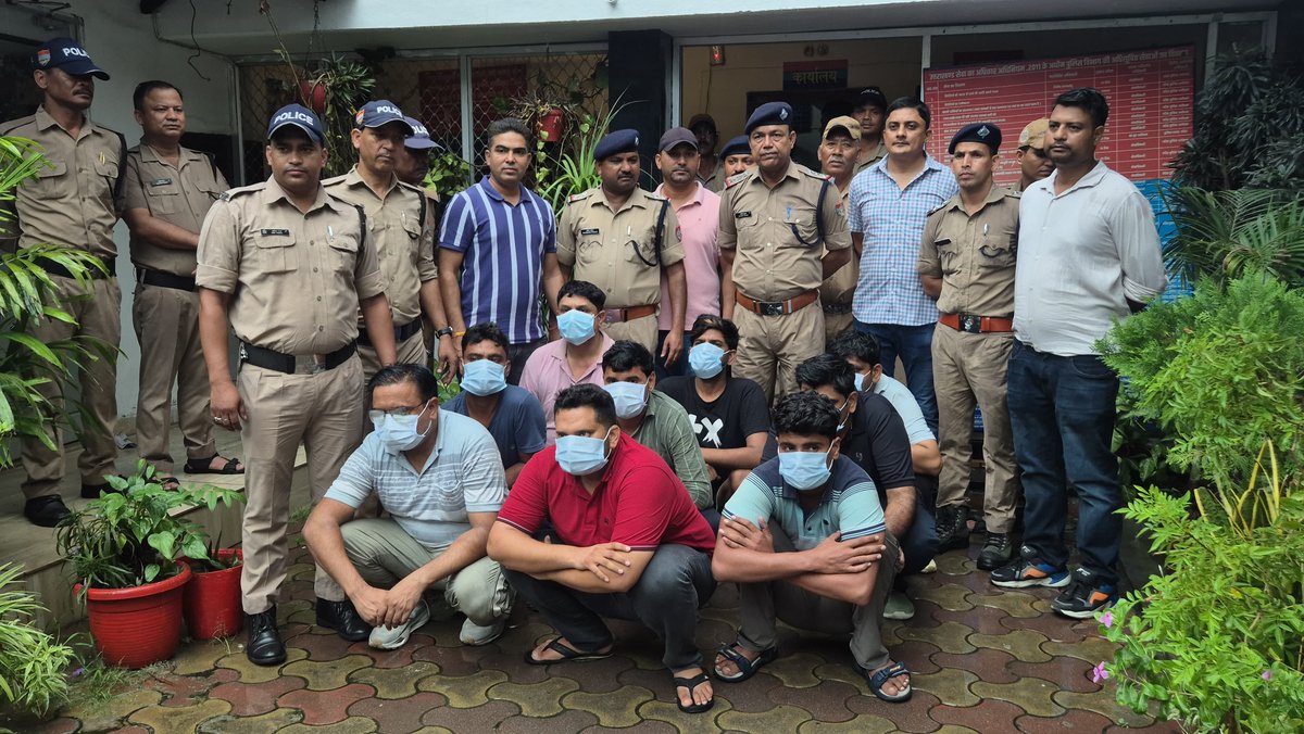 Uttarakhand Police (@uttarakhandcops) on Twitter photo рдкреНрд░рддрд┐рдпреЛрдЧреА рдкрд░реАрдХреНрд╖рд╛рдУрдВ рдореЗрдВ рдирдХрд▓ рдХрд░рд╛рдиреЗ рд╡рд╛рд▓реЗ рдЧрд┐рд░реЛрд╣ рдХрд╛ рдкрд░реНрджрд╛рдлрд╛рд╢, 9 рдЖрд░реЛрдкреА рдЧрд┐рд░рдлреНрддрд╛рд░
рд╣рд▓реНрджреНрд╡рд╛рдиреА рдореЗрдВ рдкреНрд░рддрд┐рдпреЛрдЧреА рдкрд░реАрдХреНрд╖рд╛рдУрдВ рдореЗрдВ рдирдХрд▓ рдХрд░рд╡рд╛рдиреЗ рдХреА рд╕рд╛рдЬрд┐рд╢ рдХреЛ рдиреИрдиреАрддрд╛рд▓ рдкреБрд▓рд┐рд╕ рдиреЗ рдирд╛рдХрд╛рдо рдХрд░ рджрд┐рдпрд╛ рд╣реИред рдирдХрд▓ рдХрд░рд╛рдиреЗ рдХреА рддреИрдпрд╛рд░реА рдХрд░ рд░рд╣реЗ рдЧрд┐рд░реЛрд╣ рдХреЗ 9 рд╕рджрд╕реНрдпреЛрдВ рдХреЛ рдкреБрд▓рд┐рд╕ рдиреЗ рдЧрд┐рд░рдлреНрддрд╛рд░ рдХрд┐рдпрд╛ рд╣реИ, рдЬреЛ UP, рд╣рд░рд┐рдпрд╛рдгрд╛ рдХреЗ рд░рд╣рдиреЗ рд╡рд╛рд▓реЗ рд╣реИрдВред рдкреНрд░рддрд┐рдпреЛрдЧреА рдкрд░реАрдХреНрд╖рд╛рдУрдВ рдореЗрдВ рдирдХрд▓ рдХрд░рд╛рдиреЗ рд╡рд╛рд▓реЗ рдЧрд┐рд░реЛрд╣ рдХрд╛ рдкрд░реНрджрд╛рдлрд╛рд╢, 9 рдЖрд░реЛрдкреА рдЧрд┐рд░рдлреНрддрд╛рд░
рд╣рд▓реНрджреНрд╡рд╛рдиреА рдореЗрдВ рдкреНрд░рддрд┐рдпреЛрдЧреА рдкрд░реАрдХреНрд╖рд╛рдУрдВ рдореЗрдВ рдирдХрд▓ рдХрд░рд╡рд╛рдиреЗ рдХреА рд╕рд╛рдЬрд┐рд╢ рдХреЛ рдиреИрдиреАрддрд╛рд▓ рдкреБрд▓рд┐рд╕ рдиреЗ рдирд╛рдХрд╛рдо рдХрд░ рджрд┐рдпрд╛ рд╣реИред рдирдХрд▓ рдХрд░рд╛рдиреЗ рдХреА рддреИрдпрд╛рд░реА рдХрд░ рд░рд╣реЗ рдЧрд┐рд░реЛрд╣ рдХреЗ 9 рд╕рджрд╕реНрдпреЛрдВ рдХреЛ рдкреБрд▓рд┐рд╕ рдиреЗ рдЧрд┐рд░рдлреНрддрд╛рд░ рдХрд┐рдпрд╛ рд╣реИ, рдЬреЛ UP, рд╣рд░рд┐рдпрд╛рдгрд╛ рдХреЗ рд░рд╣рдиреЗ рд╡рд╛рд▓реЗ рд╣реИрдВред