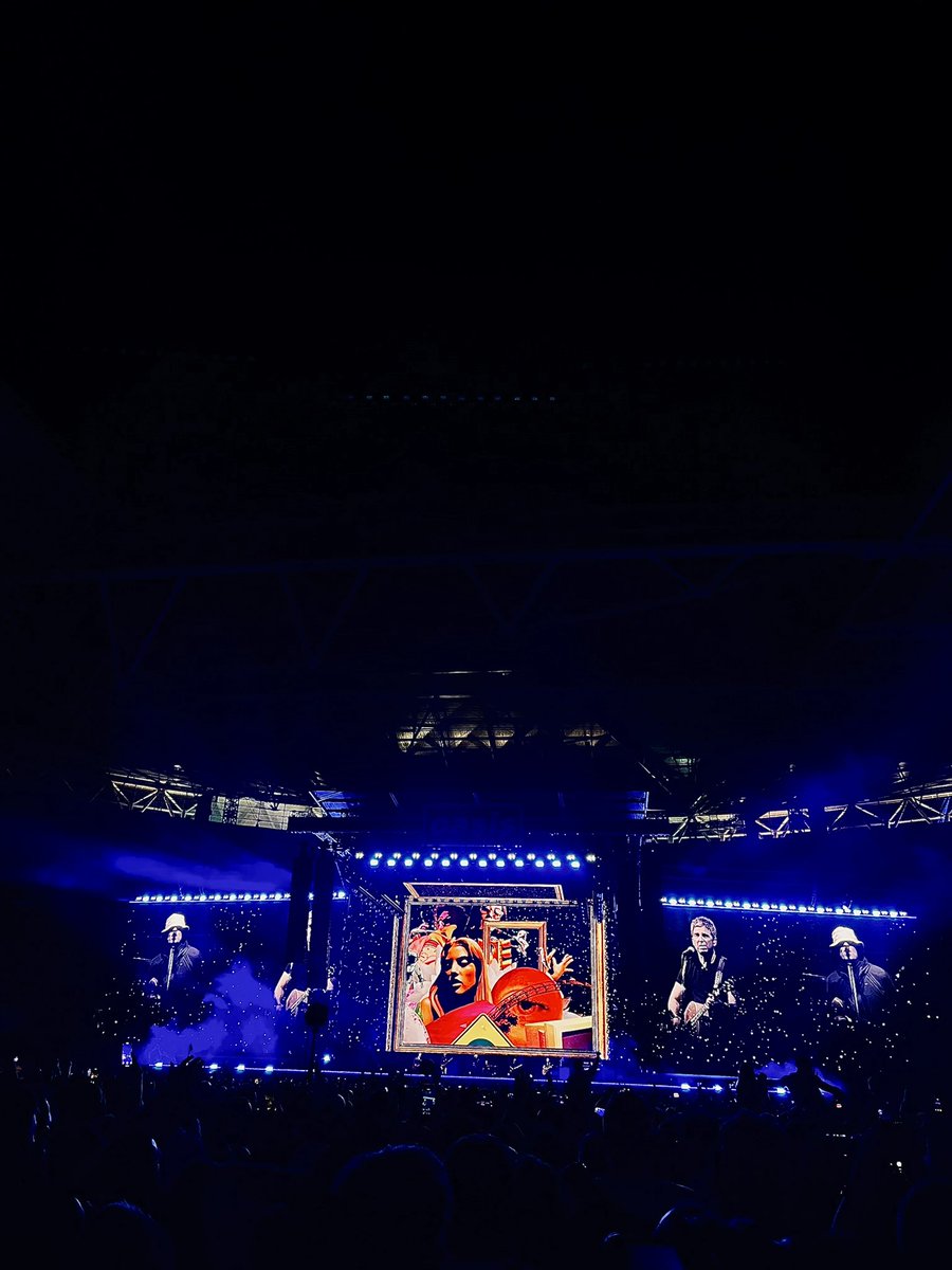 eddywards18's tweet photo. Best night of my life. 

@oasis https://t.co/HR6UNemrx6