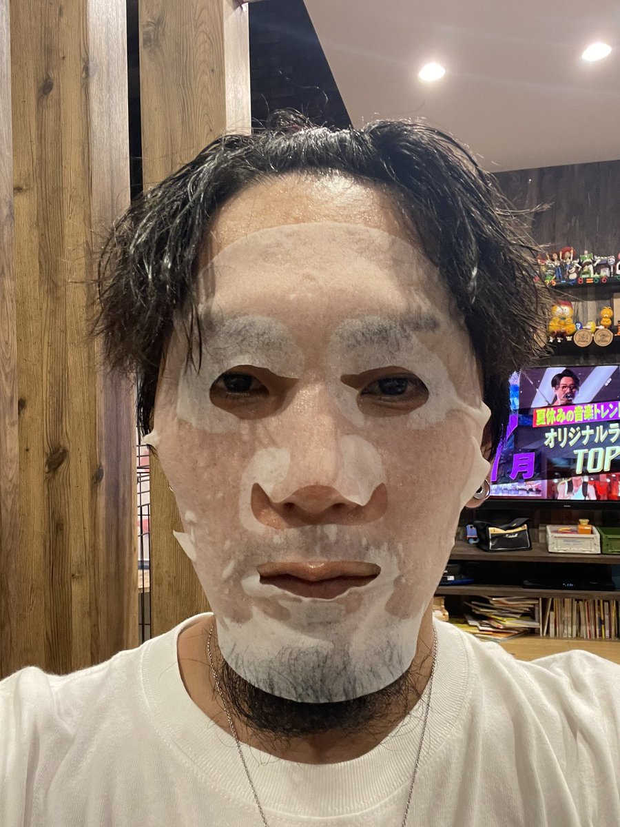 もうすぐ38歳の私、只今絶賛アンチエイジング中なのですが、俺の顔がデカすぎるのか世の女性の顔が小さすぎるのかフェイスパックのサイズがおかしい。

女性の目ってこんなに真ん中に寄ってるもんなの？
ほんで彫り深すぎて目の周り引っ付かん。