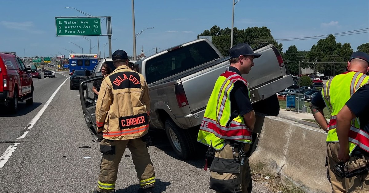 Zivesk's tweet photo. V Oklahome hasiči objavili auto s neobvyklou úpravou: vodič nahradil volant samosvornými kliešťami. Táto kuriozita slúži ako varovanie pre bezpečnosť na cestách.
Viac tu: https://t.co/yH4Cgg83Gc
#viral #klieste #auto #sofer https://t.co/JNUdJ7X7BB