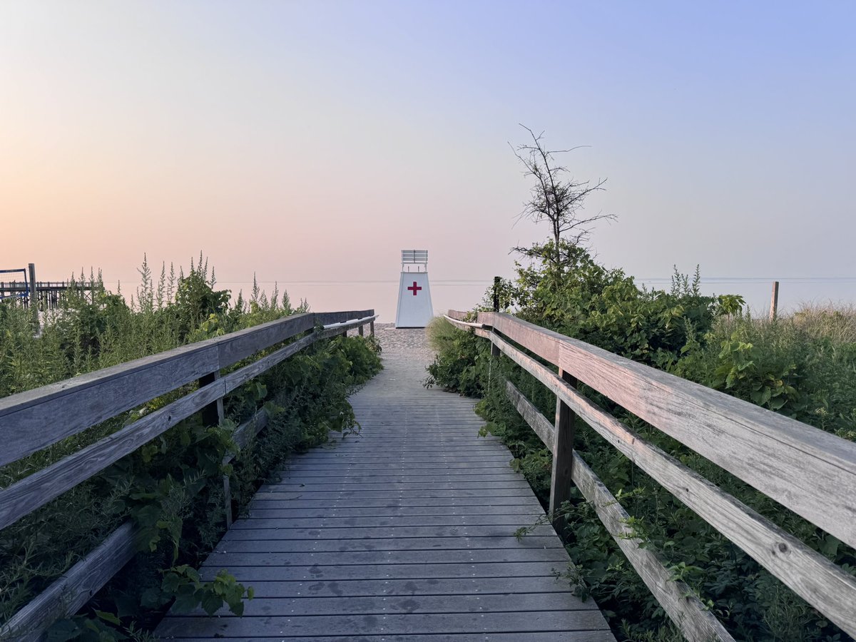 Smoky and beautiful morning walk at Walnut Beach 🏖️ Milford. 

<a href="/gilsimmons/">Gil Simmons</a>
