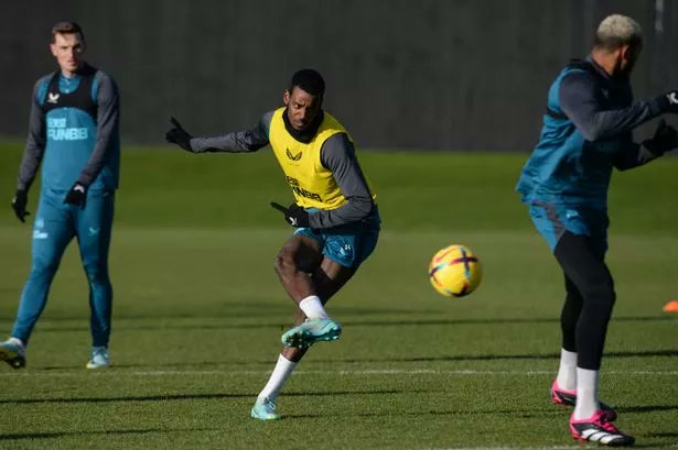 Alexander Isak arrives back at  Newcastle HQ after jetting off to former club for individual training as  wantaway striker's transfer saga rumbles on after Liverpool's £110m  offer was rejected.
#spicesportsupdates