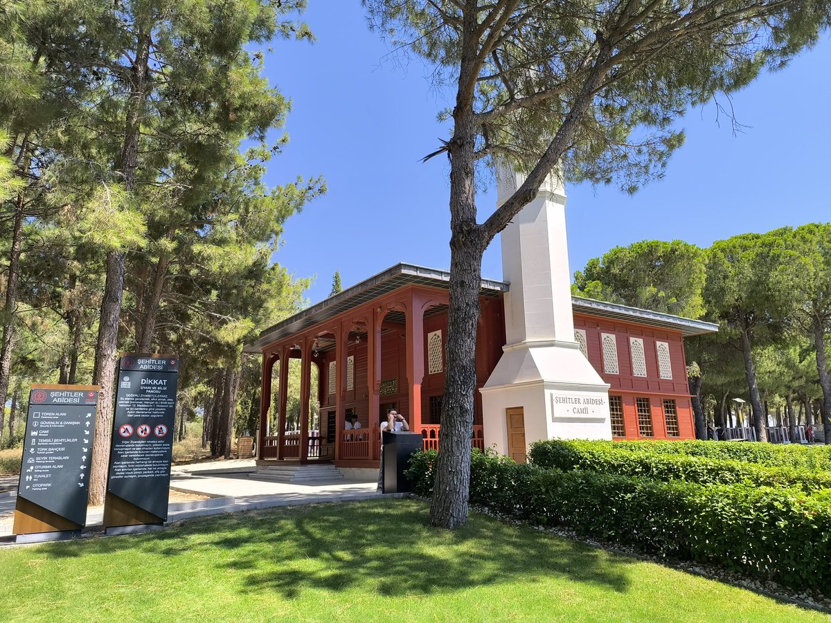 Hadi Buyrun buradan...
Çanakkale Şehitler Anıtında su yok diye tuvaletler kapalı, camii avlusunda abdest alınacak yerde su akmıyor. Binlerce vatandaşın Akın ettiği Şehitler Anıtı bu halde. Şehitlerin kemiklerini sızlattınız. Bir ülke turizmini nasıl baltalanırın en güzel örneği.