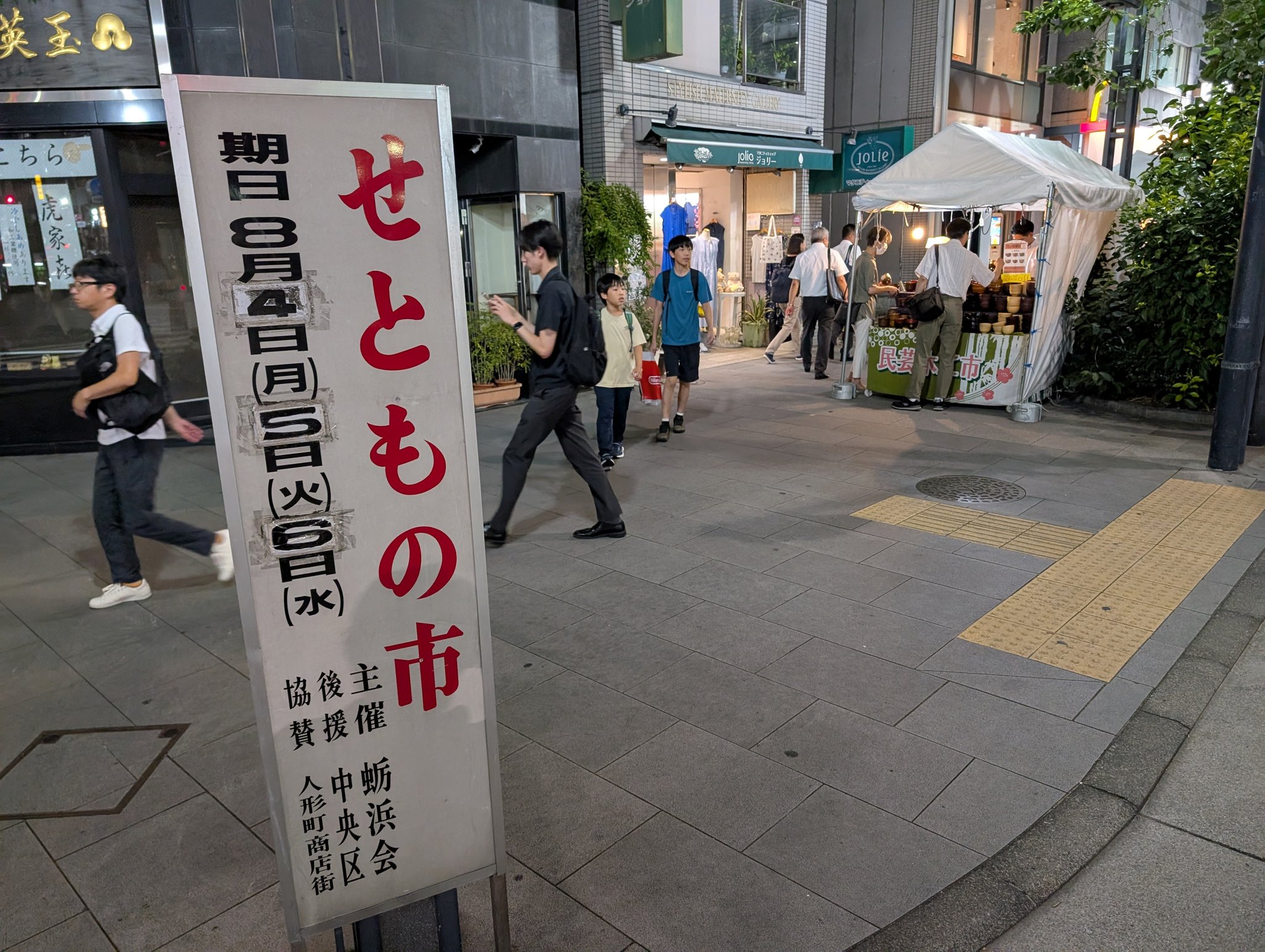 街中の幸せ 十三本町二丁目の昭和が色濃い路地。こちらは現在もリアル〇〇ん