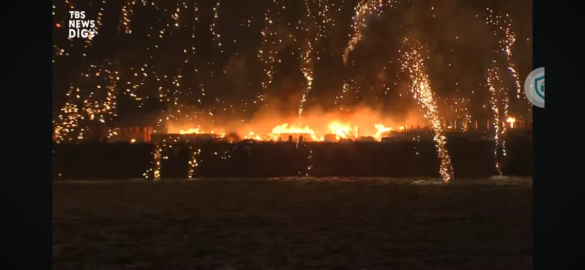 横浜花火大会🎆会場に行けなかったからYouTubeチャンネルで観てたら火災🔥🔥🔥で中止のアナウンス📢
それでも🎆あがってて
花火師さん達が心配😱