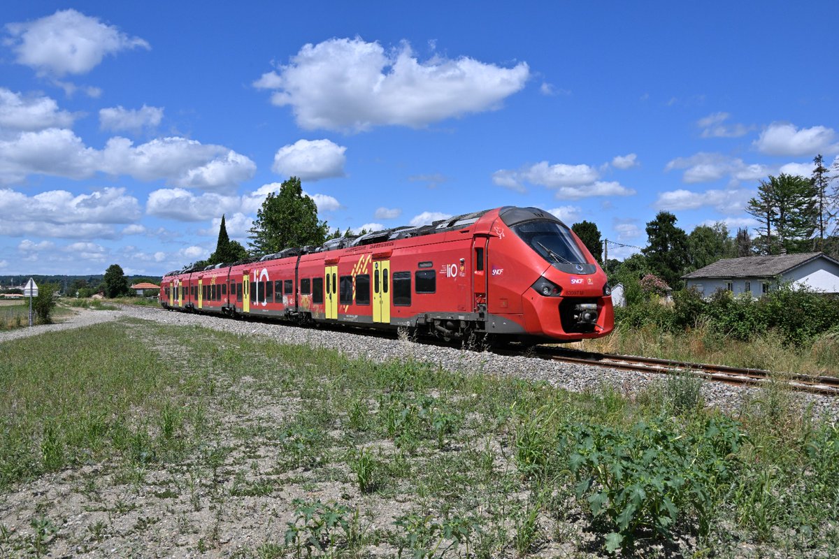 jordasso1's tweet image. El TER @lio_train_sncf  872886 Luchon-Montrejeau Gourdan et Polignan, acaba de passar pel PN2 amb una unitat B83500 #regiolis @Alstom en direcció a l'enllaç amb la general Toulouse-Baionne. #dieselpower #recuperaciólinia