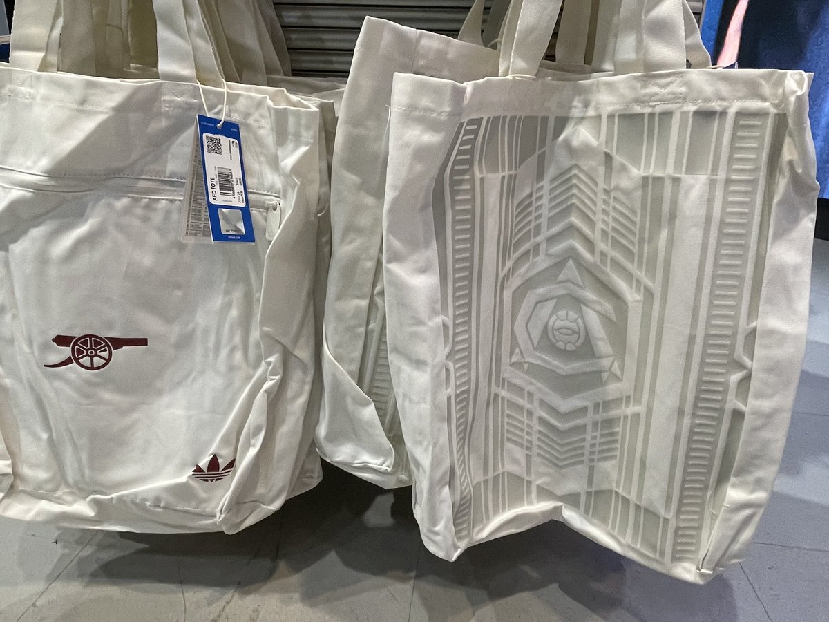 arsenal_japan's tweet image. 手提げ袋がオシャレだったので一緒に買おうと思ったら40ポンドと言われ14の聞き間違いかと思いfour zero?と聞き直したらイエスと言われたので断念しました。

さすがアディダス。
内布が貼ってあってポケットも付いてます！

エコバッグに40ポンド払える方はぜひ！😄

#Arsenal 
#アーセナル
#ThirdKit