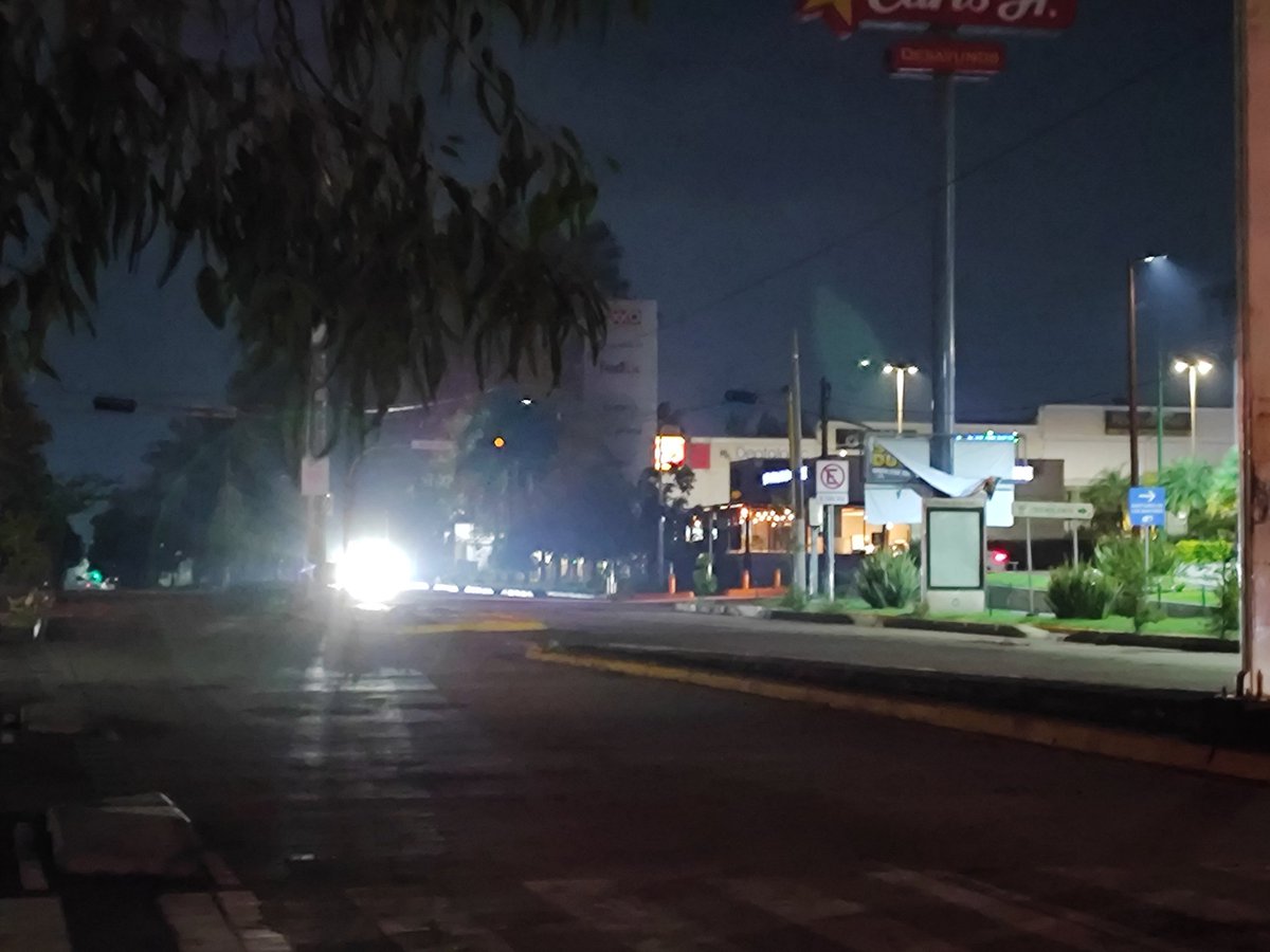 Paco_Hz's tweet photo. @JaliscoVial Sin semáforos en Camino al ITESO y Av Milenio, Zapopan https://t.co/OpQpsyNzWW